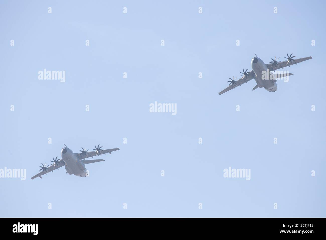 Madrid, Spagna, 7 ottobre 2025: Due A400 M in volo durante le prove dell'Aeronautica militare per le festività nazionali 25, il 7 ottobre 2025, a Madrid, Spagna. Crediti: Alberto Brevers / Alamy Live News. Foto Stock