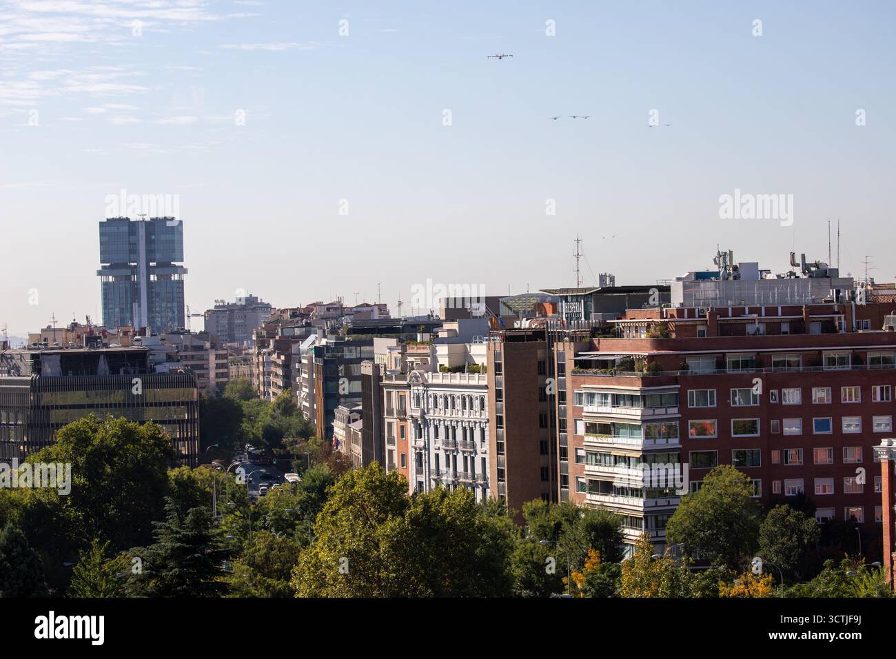 Madrid, Spagna, 7 ottobre 2025: Diversi aerei sorvolano Madrid durante le prove dell'Aeronautica militare per le festività nazionali 25, il 7 ottobre 2025, a Madrid, Spagna. Crediti: Alberto Brevers / Alamy Live News. Foto Stock