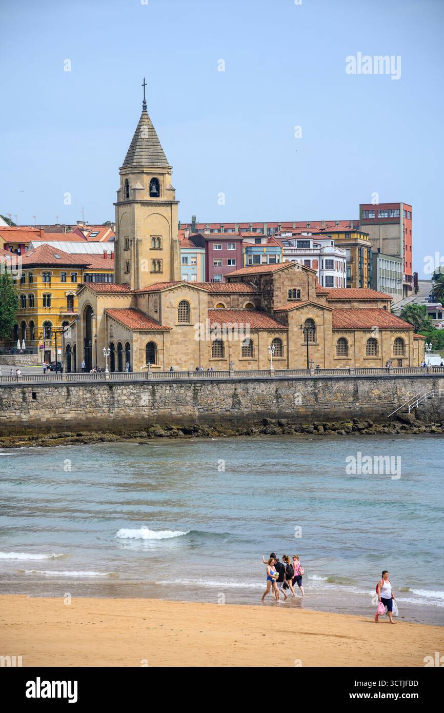 La chiesa di San Pedro con la spiaggia di San Lorenzo in primo piano, Gijon, Asturie, Spagna. Foto Stock