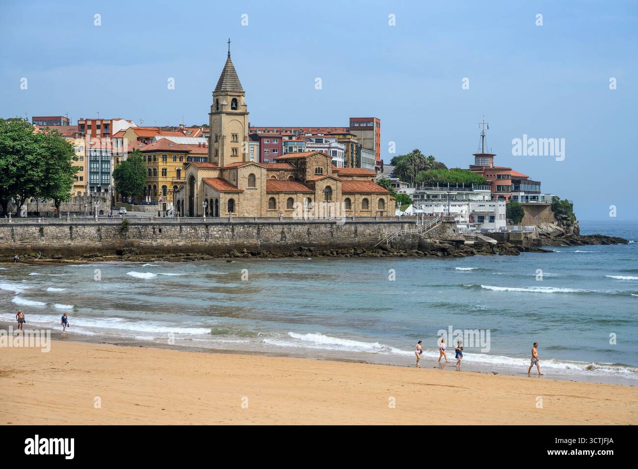 La chiesa di San Pedro con la spiaggia di San Lorenzo in primo piano, Gijon, Asturie, Spagna. Foto Stock