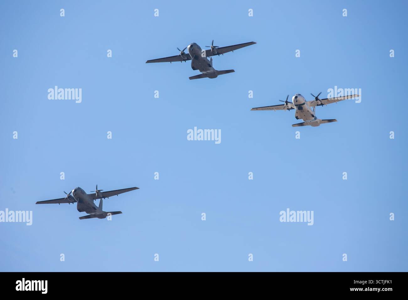 Madrid, Spagna, 7 ottobre 2025: Due CN-235 dell'Aeronautica militare spagnola (L e M) e un CN-235 della Guardia civile (R) in volo durante le prove dell'Aeronautica militare per le festività nazionali 25, il 7 ottobre 2025, a Madrid, Spagna. Crediti: Alberto Brevers / Alamy Live News. Foto Stock