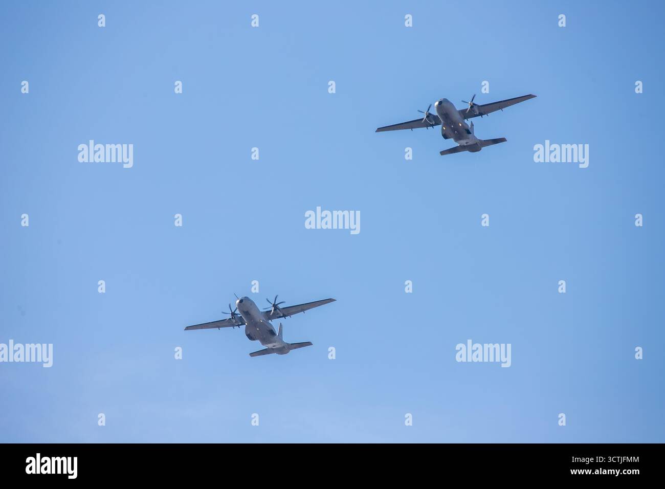 Madrid, Spagna, 7 ottobre 2025: Due CN-235 volarono durante le prove dell'Aeronautica militare per le festività nazionali 25, il 7 ottobre 2025, a Madrid, Spagna. Crediti: Alberto Brevers / Alamy Live News. Foto Stock