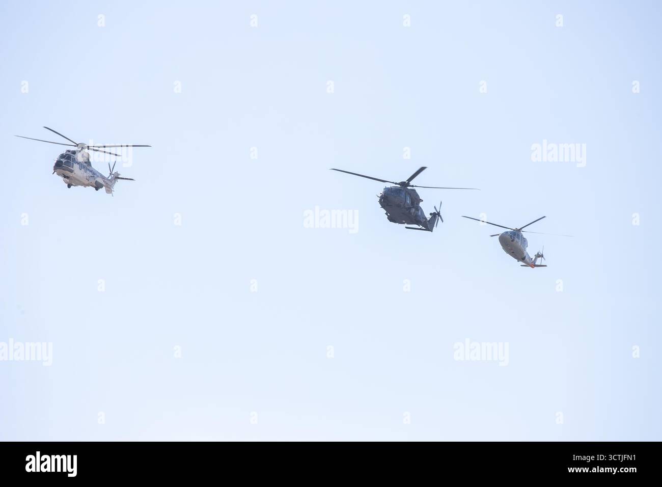 Madrid, Spagna, 7 ottobre 2025: Un AS.532 Cougar (L), un NH-90 (M) e un Sikorsky S.76 (R) che volano durante le prove dell'aeronautica militare per le festività nazionali 25, il 7 ottobre 2025, a Madrid, in Spagna. Crediti: Alberto Brevers / Alamy Live News. Foto Stock