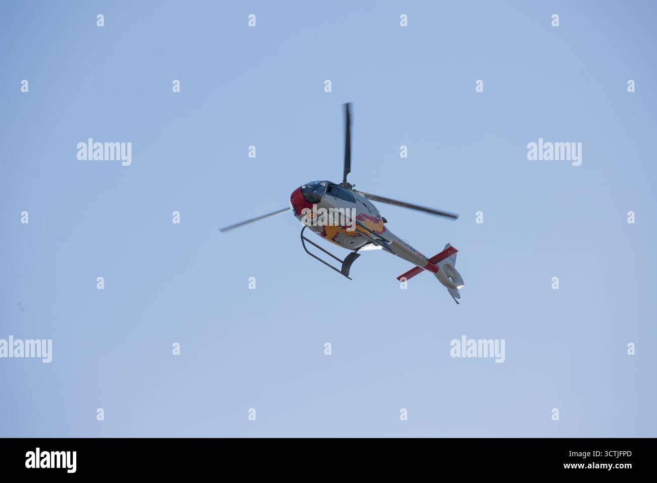Madrid, Spagna, 7 ottobre 2025: Un H135 che vola durante le prove dell'Aeronautica militare per le festività nazionali 25, il 7 ottobre 2025, a Madrid, Spagna. Crediti: Alberto Brevers / Alamy Live News. Foto Stock