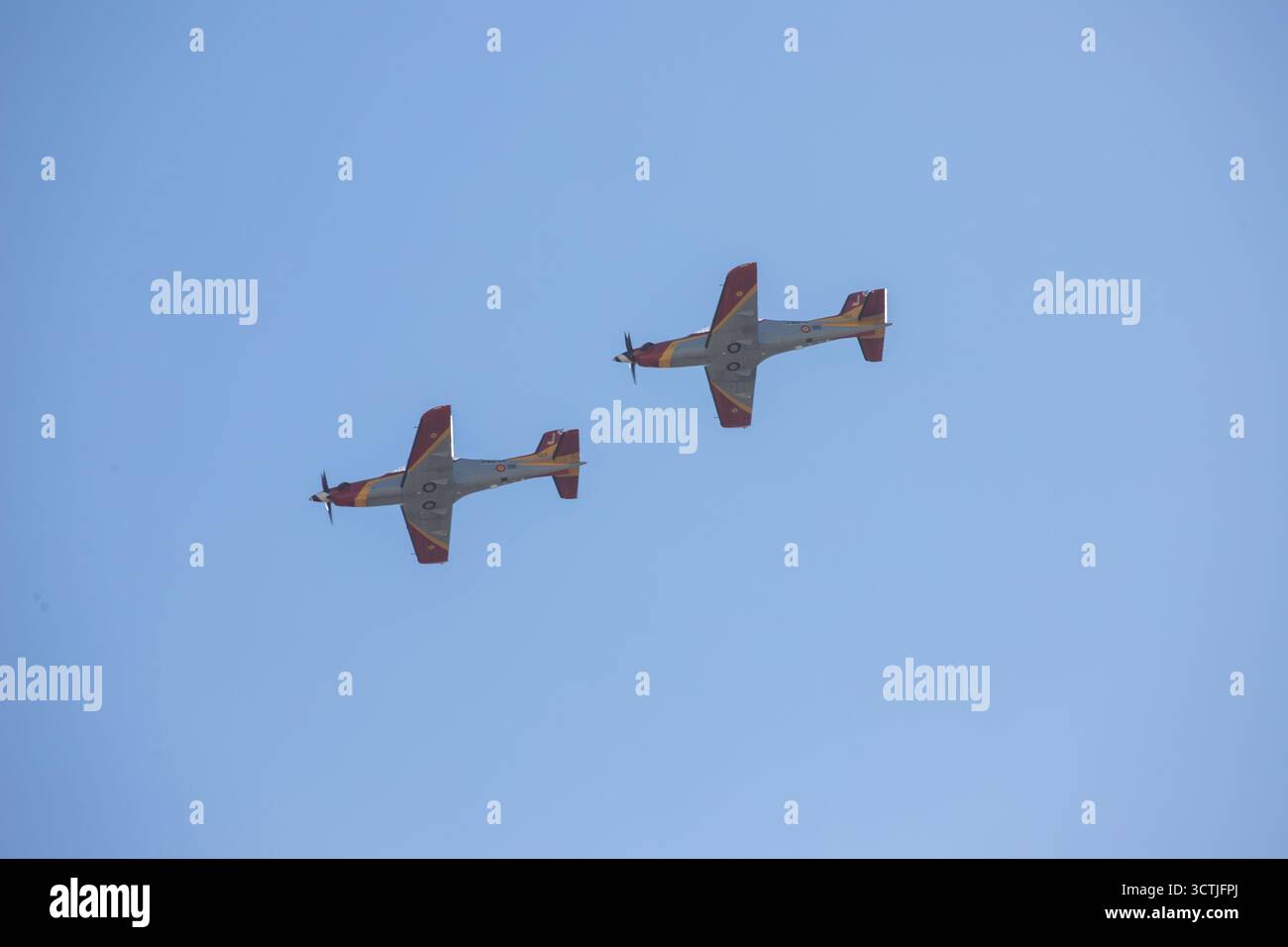 Madrid, Spagna, 7 ottobre 2025: Due Pilatus PC-21 volarono durante le prove dell'Aeronautica militare per le festività nazionali 25, il 7 ottobre 2025, a Madrid, Spagna. Crediti: Alberto Brevers / Alamy Live News. Foto Stock