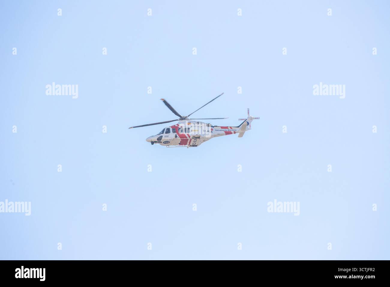 Madrid, Spagna, 7 ottobre 2025: Un Leonardo AW139 proveniente da Salvamento Marítimo che vola durante le prove dell'Aeronautica militare per le festività nazionali 25, il 7 ottobre 2025, a Madrid, Spagna. Crediti: Alberto Brevers / Alamy Live News. Foto Stock