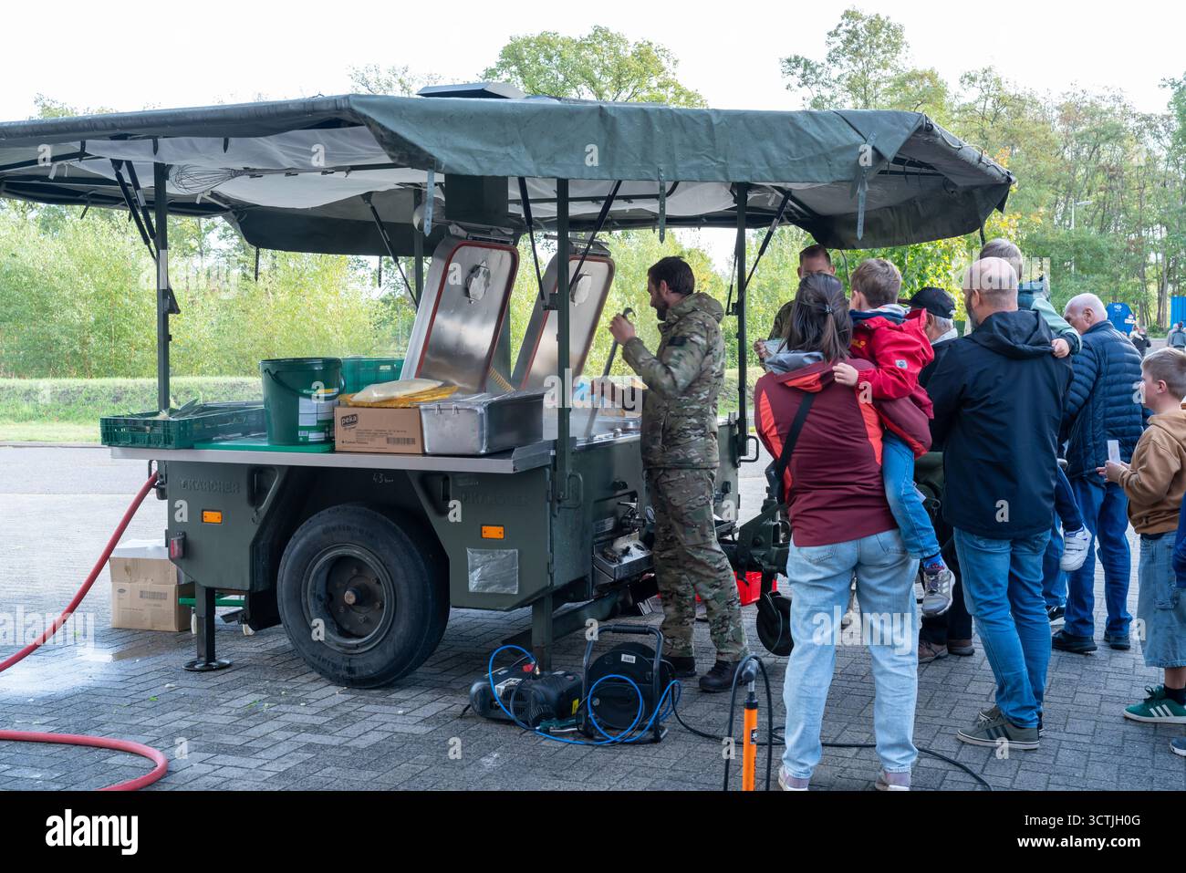 Soldato belga che mostra una cucina mobile da campo ai visitatori durante l'Open Bedrijvendag presso il 18th Logistics Battalion Foto Stock
