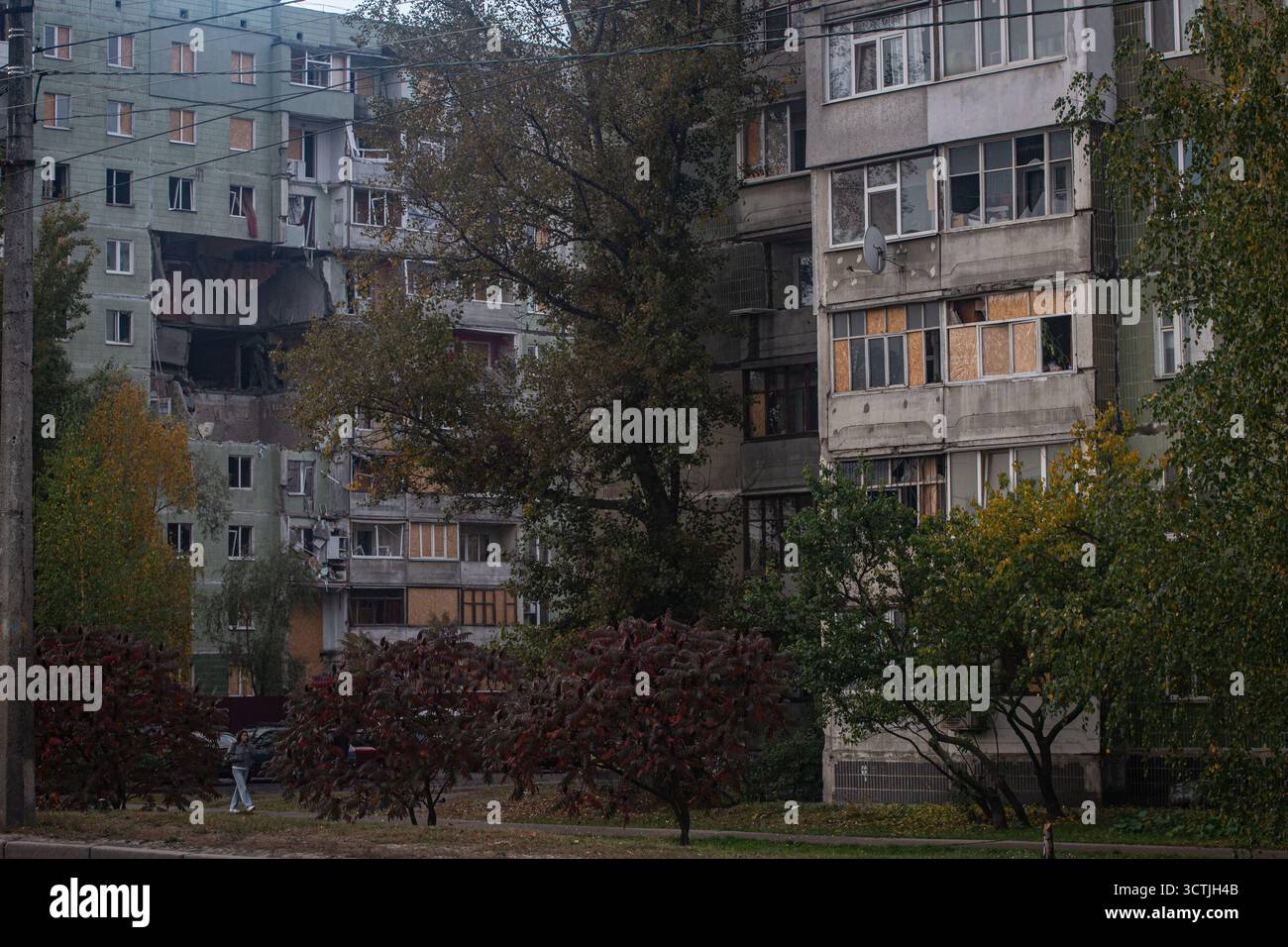 Sumy, Sumy, Ucraina. 7 ottobre 2025. I quartieri con finestre distrutte dall'esplosione di Shahed si trovano nello stesso posto in cui un drone russo ha colpito tempo fa. (Credit Image: © Francisco Richart/ZUMA Press Wire) SOLO PER USO EDITORIALE! Non per USO commerciale! Foto Stock