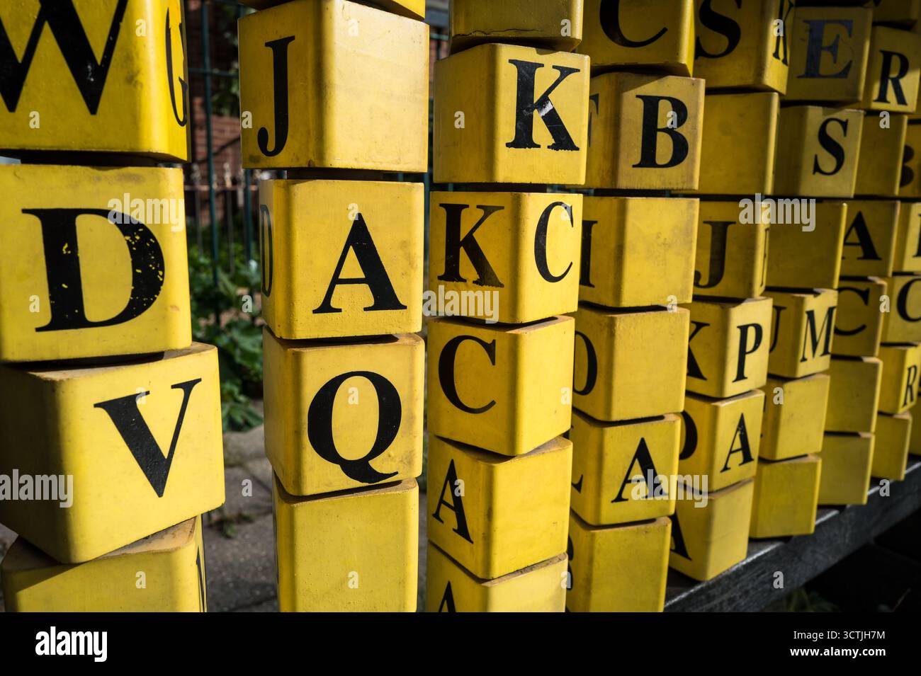 Per bambini Parco giochi pubblico alfabeto giallo blocchi di apprendimento rotante lettere di installazione, alfabeto Abacus Foto Stock