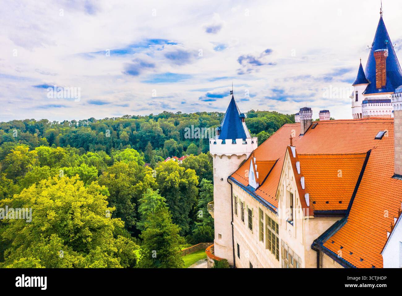 Immagine aerea panoramica che cattura il paesaggio di marmo e la natura nella Repubblica Ceca, mostrando la sua architettura e gli edifici Foto Stock