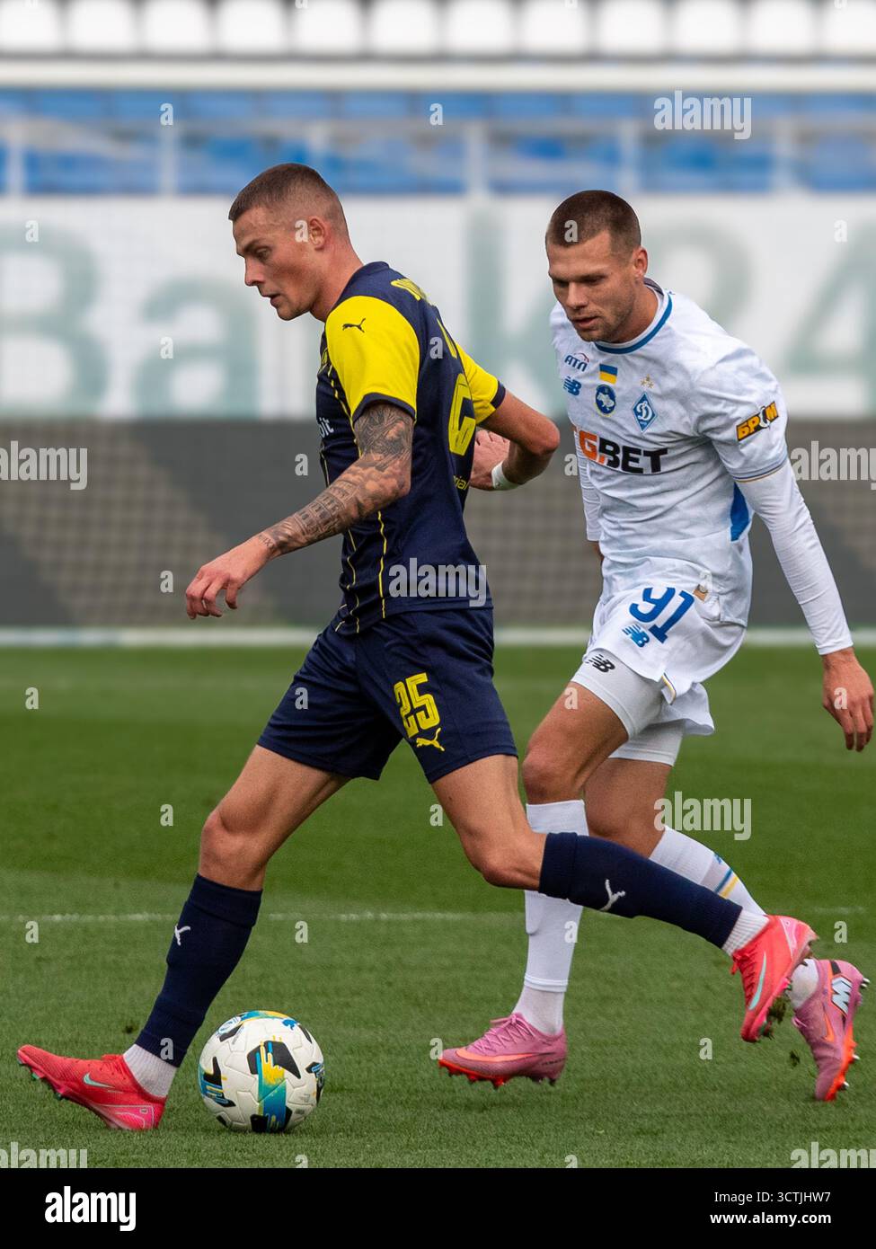Il centrocampista Mykola Mykhailenko (R) del FC Dynamo Kiev e il centrocampista Ivan Lytvynenko del FC Metalist 1925 Charkiv sono in azione durante la partita 8 della Premier League Ucraina 2025/2026 al Valeriy Lobanovskyi Dynamo Stadium di Kiev, Ucraina, il 5 ottobre 2025. La partita si concluse con un pareggio di 1-1. (Foto di Pavlo Bahmut/Ukrinform) Foto Stock