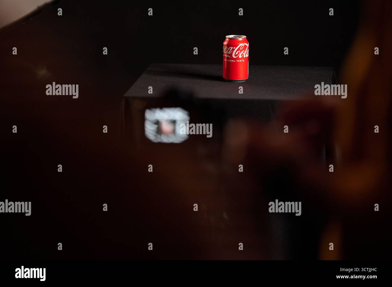 Lo scatto in studio della coca-cola può essere messo sotto i riflettori fumosi con l'operatore della fotocamera che cattura il prodotto e fotografa cinematografica commerciale Foto Stock