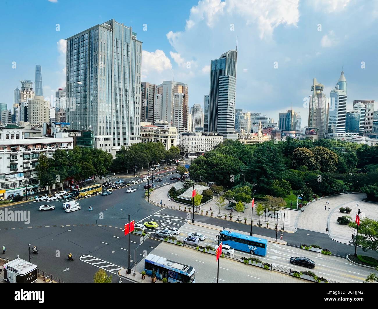 Shanghai, Cina - 5 ottobre 2025: Vista del People's Square Park dal centro espositivo di pianificazione urbana di Shanghai. Foto Stock