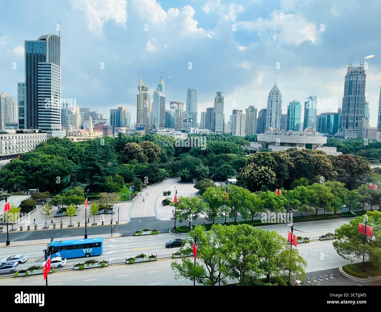 Shanghai, Cina - 5 ottobre 2025: Vista del People's Square Park dal centro espositivo di pianificazione urbana di Shanghai. Foto Stock