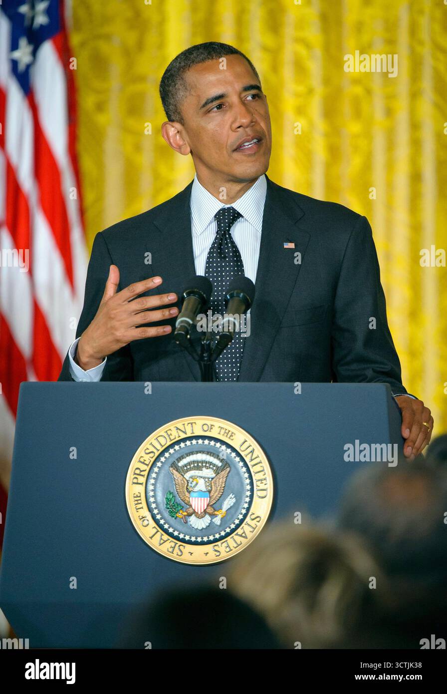 WASHINGTON DC, USA - 29 maggio 2012 - il presidente degli Stati Uniti Barack Obama tiene un discorso durante la cerimonia della Medaglia presidenziale della libertà, tenutasi martedì 29 maggio 2012, alla Casa Bianca di Washington. Uno dei destinatari era l'ex pilota del corpo dei Marines, astronauta e senatore degli Stati Uniti John Glenn - foto: Geopix/NASA/Bill Ingalls Foto Stock