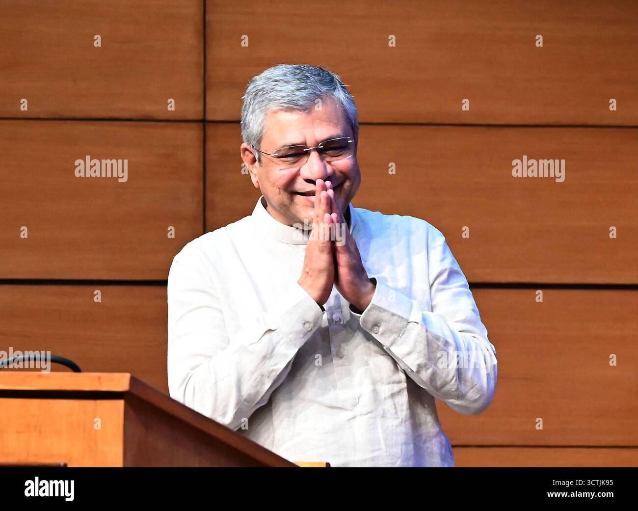 NUOVA DELHI, INDIA - 7 OTTOBRE: Il ministro delle ferrovie, dell'informazione e della radiodiffusione e il ministro dell'elettronica e dell'informatica Ashwini Vaishnaw, al National Media Centre, il 7 ottobre 2025 a nuova Delhi, in India. La commissione del Gabinetto per gli affari economici, presieduta dal primo ministro Narendra modi, ha approvato quattro progetti del Ministero delle ferrovie con un costo totale di RS. 24.634 crore. Foto di Sonu Mehta/Hindustan Times Union Minister Ashwini Vaishnaw Briefs Media sulle decisioni chiave del governo Foto Stock