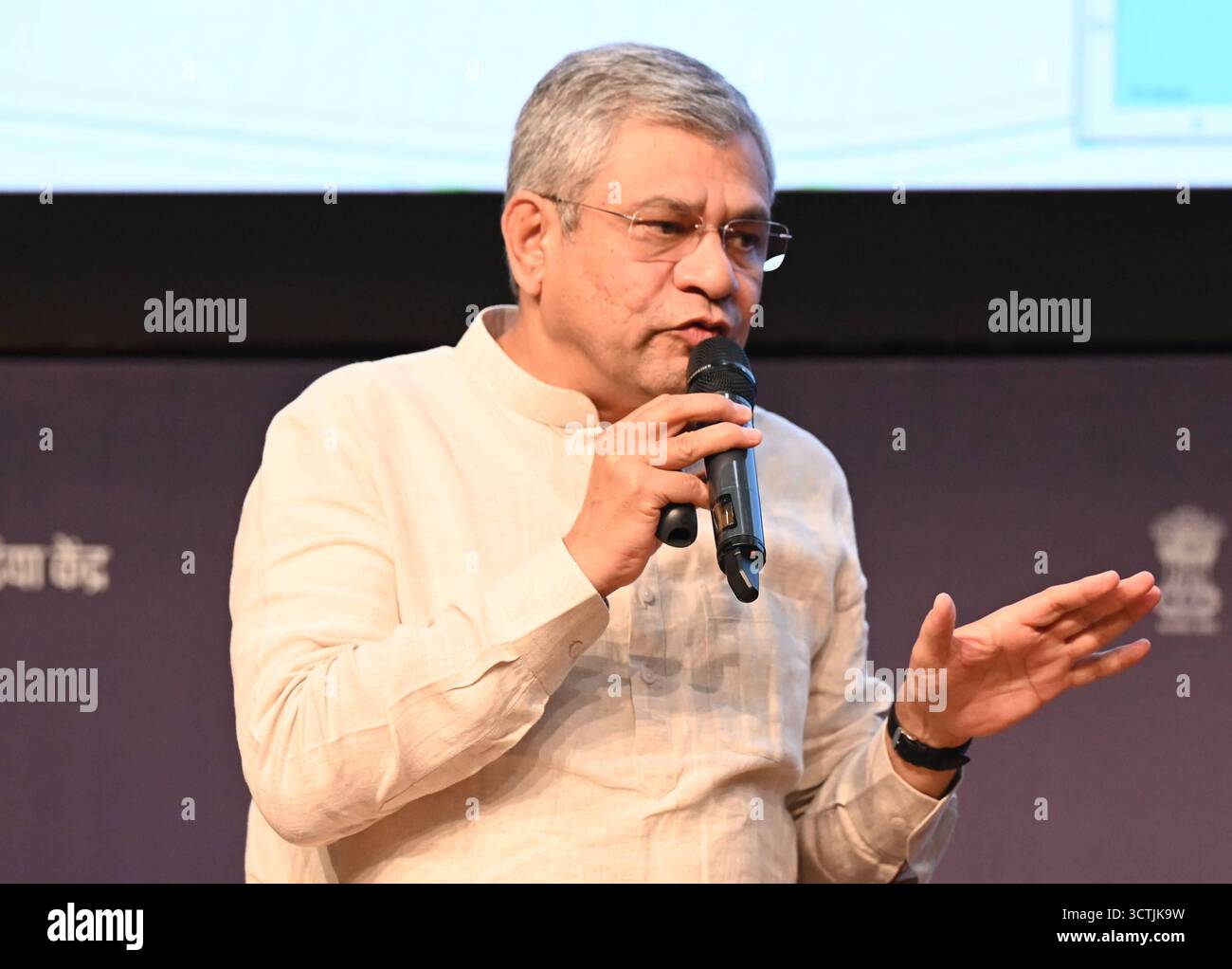 NUOVA DELHI, INDIA - 7 OTTOBRE: Il ministro delle ferrovie, dell'informazione e della radiodiffusione e il ministro dell'elettronica e dell'informatica Ashwini Vaishnaw, al National Media Centre, il 7 ottobre 2025 a nuova Delhi, in India. La commissione del Gabinetto per gli affari economici, presieduta dal primo ministro Narendra modi, ha approvato quattro progetti del Ministero delle ferrovie con un costo totale di RS. 24.634 crore. Foto di Sonu Mehta/Hindustan Times Union Minister Ashwini Vaishnaw Briefs Media sulle decisioni chiave del governo Foto Stock