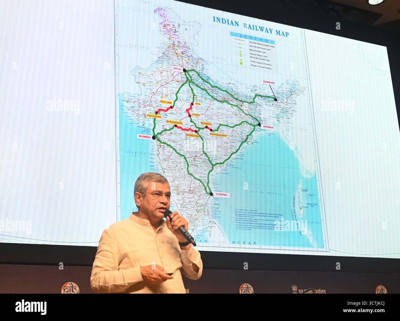 NUOVA DELHI, INDIA - 7 OTTOBRE: Il ministro delle ferrovie, dell'informazione e della radiodiffusione e il ministro dell'elettronica e dell'informatica Ashwini Vaishnaw, al National Media Centre, il 7 ottobre 2025 a nuova Delhi, in India. La commissione del Gabinetto per gli affari economici, presieduta dal primo ministro Narendra modi, ha approvato quattro progetti del Ministero delle ferrovie con un costo totale di RS. 24.634 crore. Foto di Sonu Mehta/Hindustan Times Union Minister Ashwini Vaishnaw Briefs Media sulle decisioni chiave del governo Foto Stock