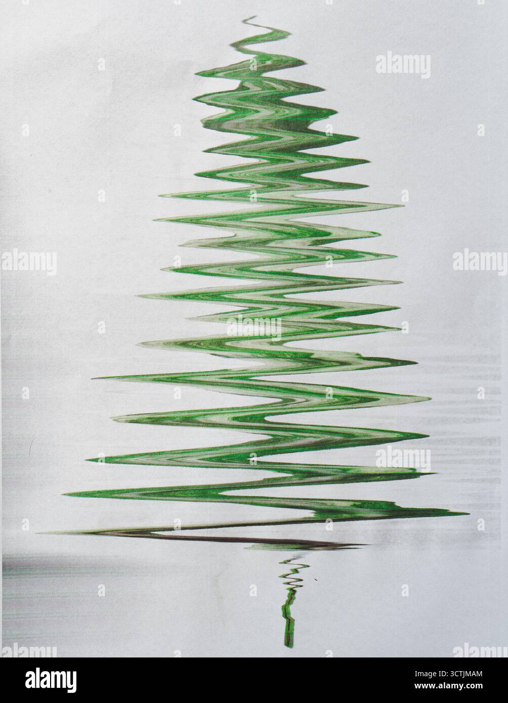 Forma astratta dell'albero di Natale con nastro verde creata utilizzando la tecnica della fotocopia su carta. Foto Stock