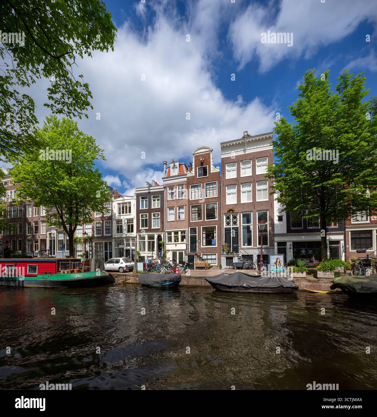 Vecchie case sui canali nel centro di Amsterdam Foto Stock