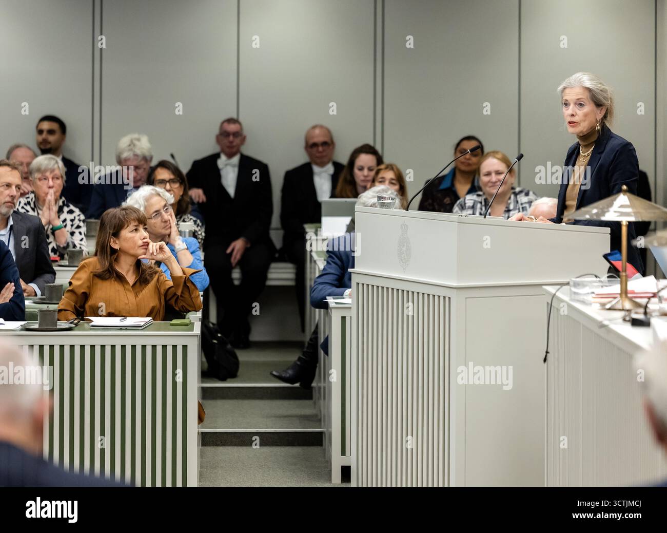 L'AIA - Mei li Vos (GroenLinks-PvdA) e Tanja Klip-Martin (VVD) durante l'elezione di un nuovo presidente del Senato. La posizione divenne vacante dopo la partenza del membro del VVD Jan Anthonie Bruijn. Ha lasciato il Senato per diventare Ministro della salute. ANP REMKO DE WAAL paesi bassi - uscita belgio Foto Stock