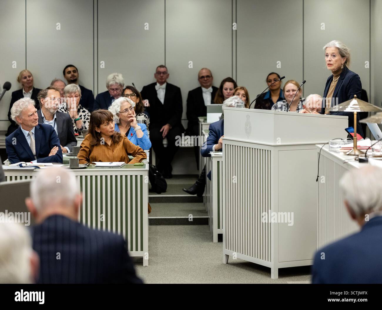 L'AIA - Mei li Vos (GroenLinks-PvdA) e Tanja Klip-Martin (VVD) durante l'elezione di un nuovo presidente del Senato. La posizione divenne vacante dopo la partenza del membro del VVD Jan Anthonie Bruijn. Ha lasciato il Senato per diventare Ministro della salute. ANP REMKO DE WAAL paesi bassi - uscita belgio Foto Stock