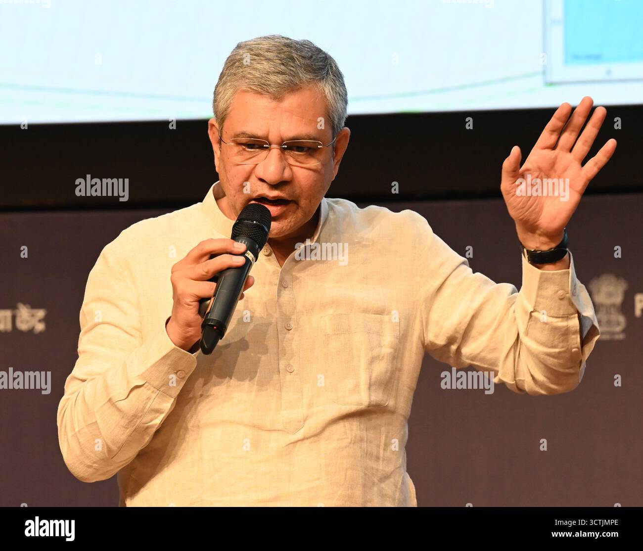 Nuova Delhi, India. 7 ottobre 2025. NUOVA DELHI, INDIA - 7 OTTOBRE: Il ministro delle ferrovie, dell'informazione e della radiodiffusione e il ministro dell'elettronica e dell'informatica Ashwini Vaishnaw, al National Media Centre, il 7 ottobre 2025 a nuova Delhi, in India. La commissione del Gabinetto per gli affari economici, presieduta dal primo ministro Narendra modi, ha approvato quattro progetti del Ministero delle ferrovie con un costo totale di RS. 24.634 crore. (Foto di Sonu Mehta/Hindustan Times/Sipa USA) credito: SIPA USA/Alamy Live News Foto Stock