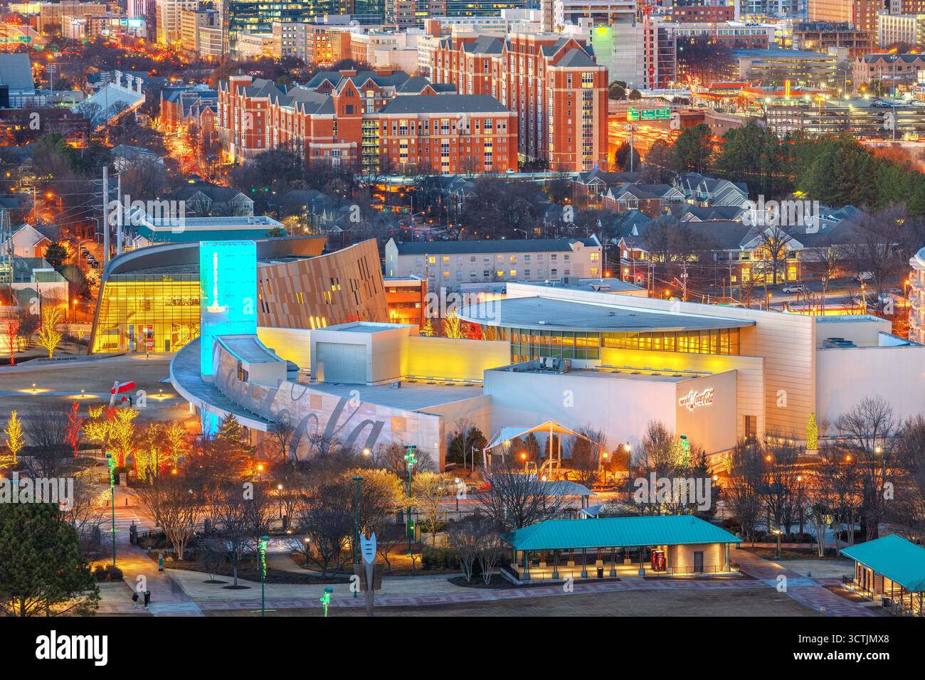 ATLANTA, GEORGIA, USA - 25 GENNAIO 2018: The World of Coca-Cola con il Center for Civil & Human Rights parzialmente visibile. Inaugurato nel 1990, il museu Foto Stock