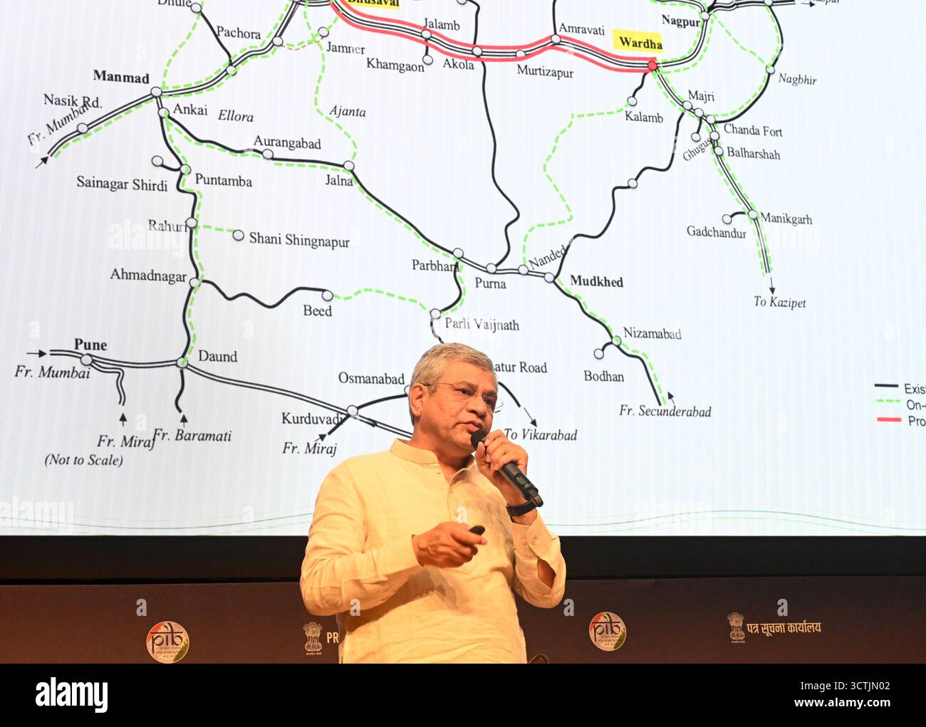 Nuova Delhi, India. 7 ottobre 2025. NUOVA DELHI, INDIA - 7 OTTOBRE: Il ministro delle ferrovie, dell'informazione e della radiodiffusione e il ministro dell'elettronica e dell'informatica Ashwini Vaishnaw, al National Media Centre, il 7 ottobre 2025 a nuova Delhi, in India. La commissione del Gabinetto per gli affari economici, presieduta dal primo ministro Narendra modi, ha approvato quattro progetti del Ministero delle ferrovie con un costo totale di RS. 24.634 crore. (Foto di Sonu Mehta/Hindustan Times/Sipa USA) credito: SIPA USA/Alamy Live News Foto Stock