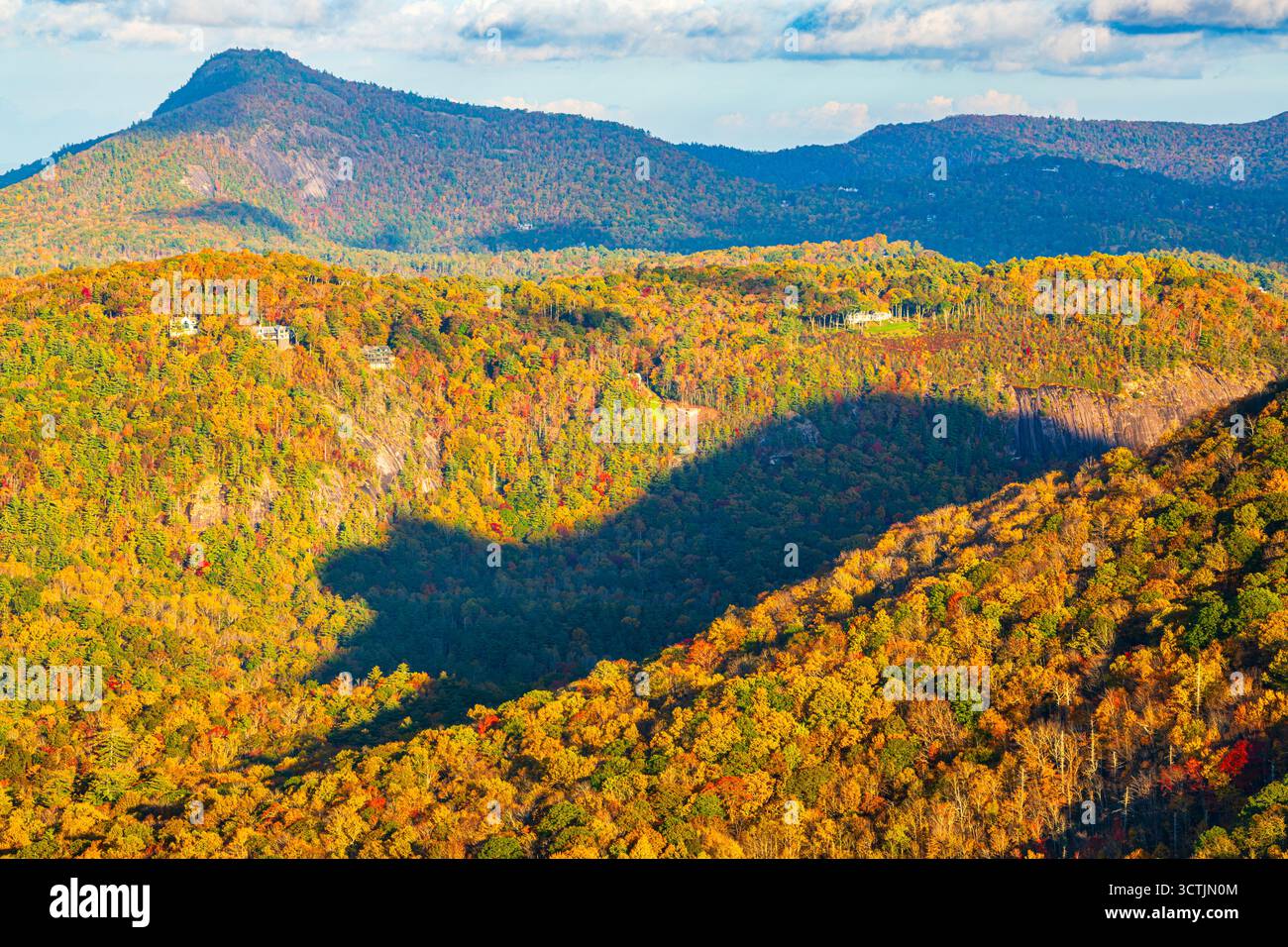Whiteside Mountain, North Carolina, USA con l'ombra dell'Orso. Foto Stock
