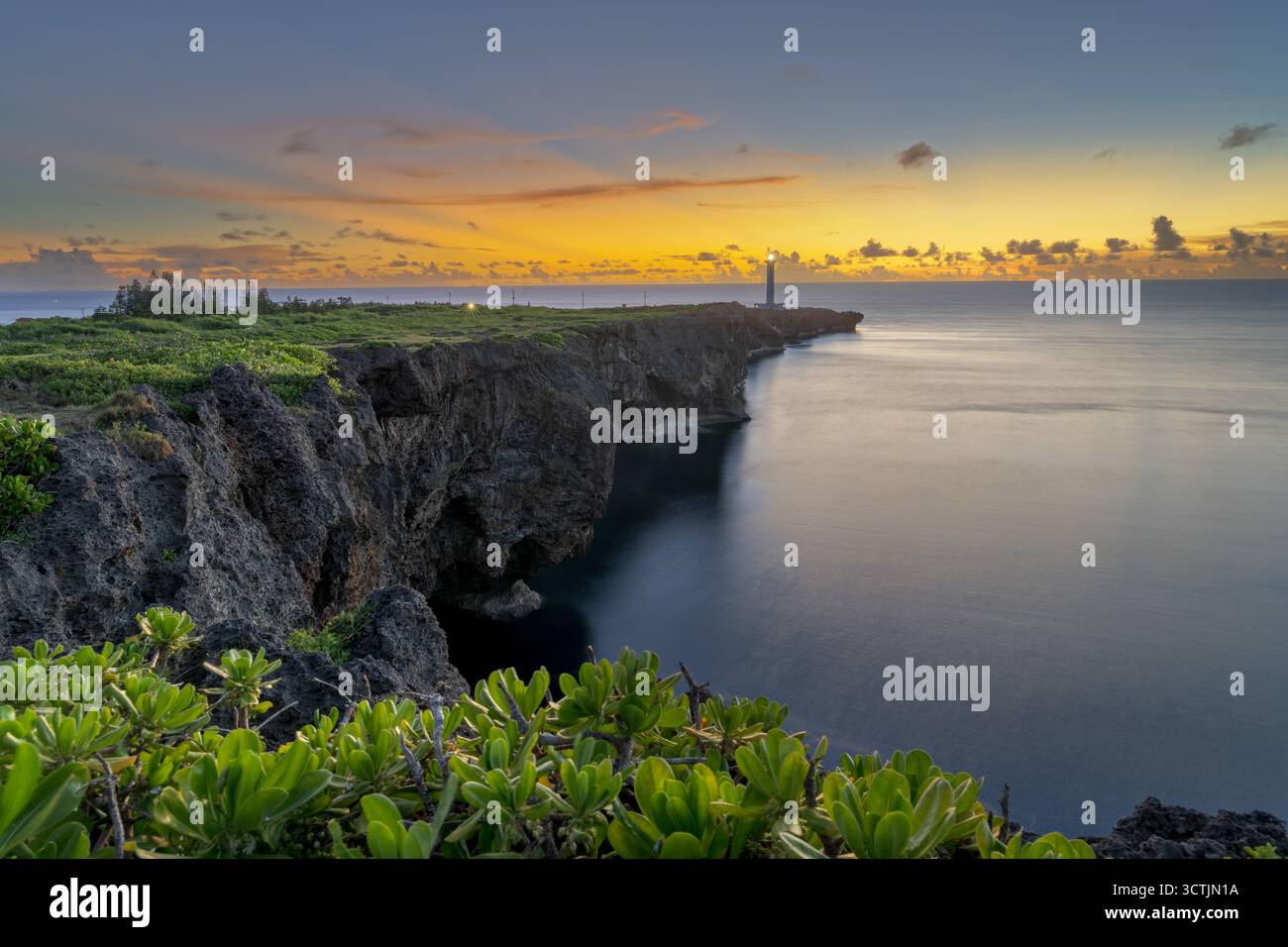 Capo Zanpa, Okinawa, Giappone con la casa delle luci al crepuscolo. Foto Stock