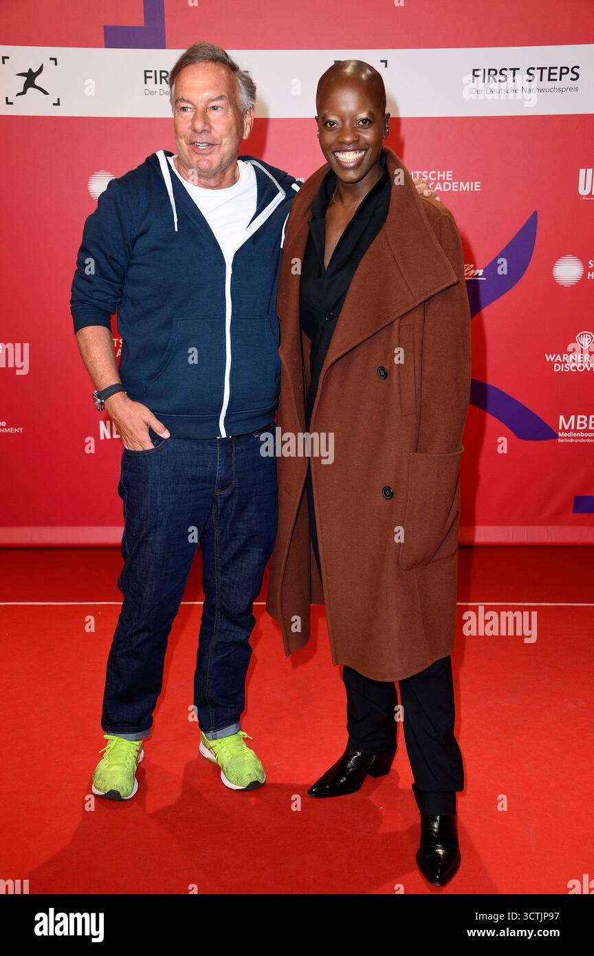 Nico Hofmann und Florence Kasumba bei der 26. Verleihung der First Steps Awards 2025 al Theater des Westens. Berlino, 06.10.2025 *** Nico Hofmann e Florence Kasumba alla 26° presentazione dei First Steps Awards 2025 al Theater des Westens di Berlino, 06 10 2025 foto:Xn.xKubelkax/xFuturexImagex Steps_5328 Foto Stock