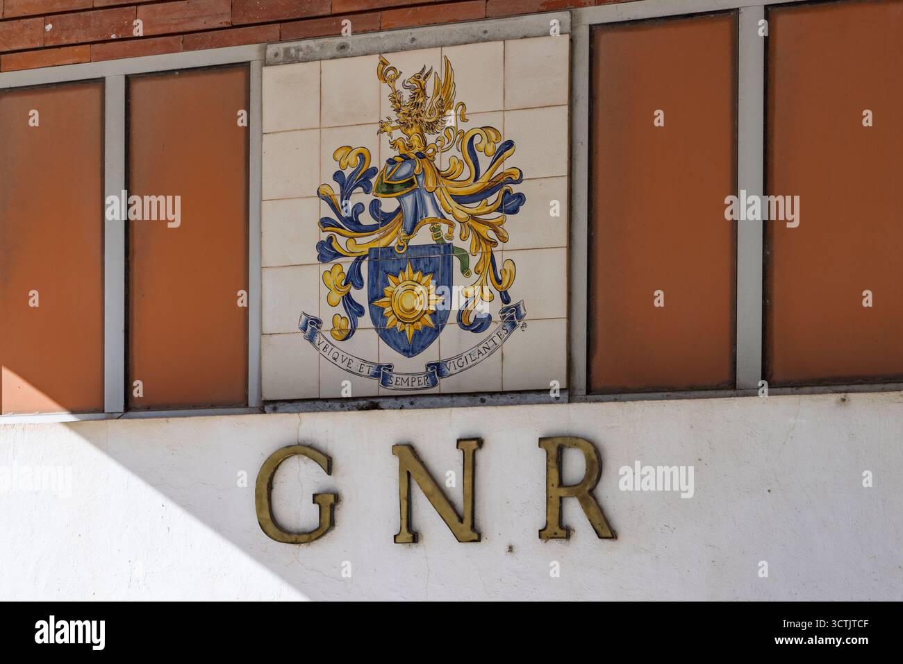 Primo piano dello stemma GNR (Guarda Nacional Republicana) in piastrelle azulejo tradizionali portoghesi, con il motto e l'abbreviazione di seguito. Setubal, Portu Foto Stock