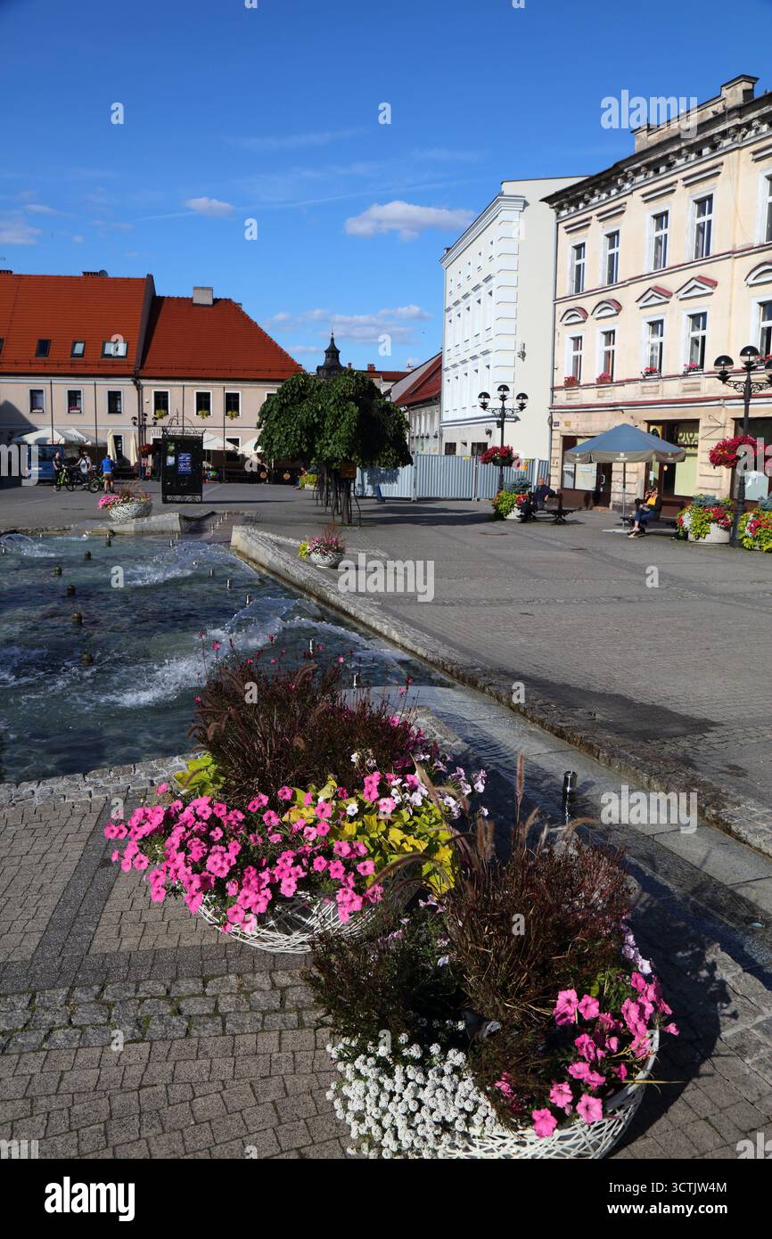 MIKOLOW, POLONIA - 5 SETTEMBRE 2021: La gente visita la piazza della città di Rynek nella città di Mikolow, Polonia. Parte della Regione industriale dell'alta Slesia. Foto Stock