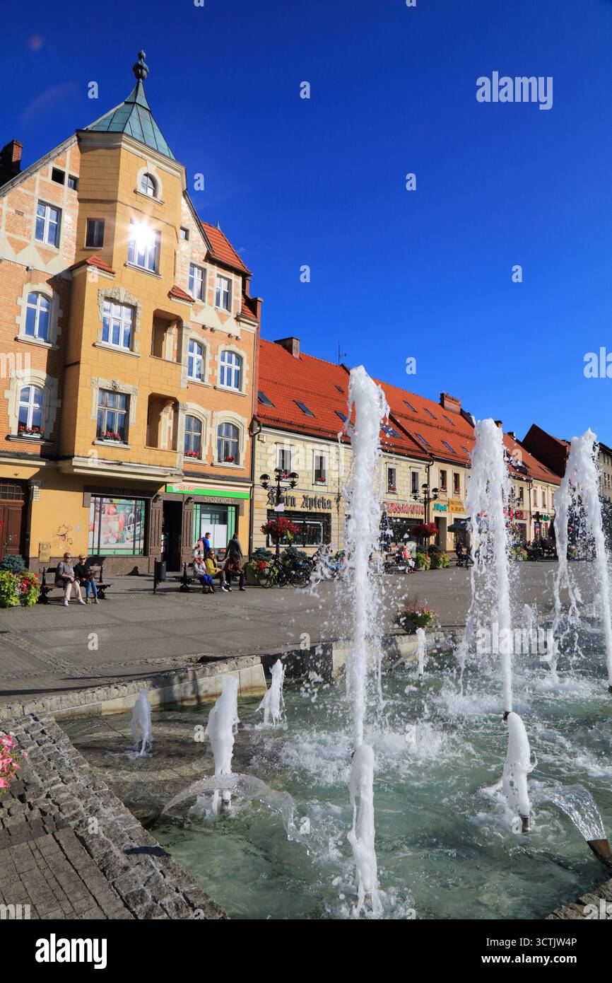 MIKOLOW, POLONIA - 5 SETTEMBRE 2021: La gente visita la piazza della città di Rynek nella città di Mikolow, Polonia. Parte della Regione industriale dell'alta Slesia. Foto Stock