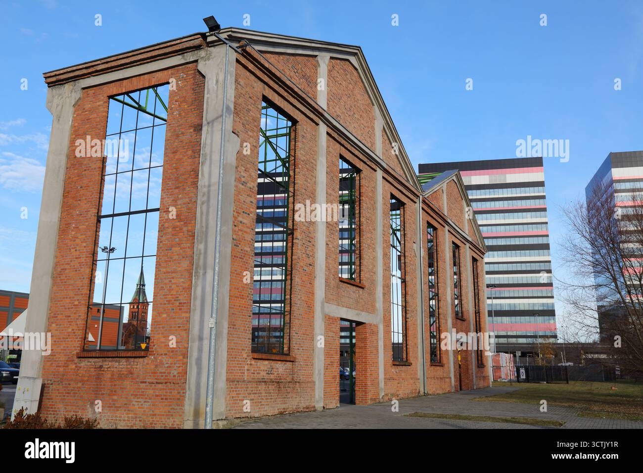 Katowice, Polonia. Facciata dell'ex architettura industriale nel quartiere DAB. Fabbrica di mattoni lasciata come monumento all'era passata. Foto Stock
