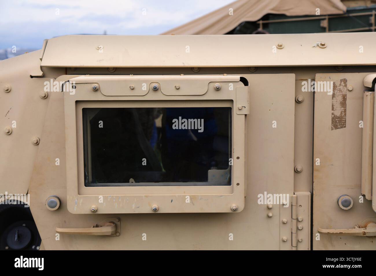 Finestra blindata di un veicolo militare corazzato polivalente. Foto Stock