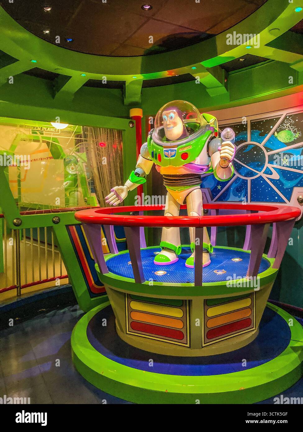 All'interno di Buzz Lightyear laser Blast a Disneyland, Parigi - Immagine stock catturata con smartphone
