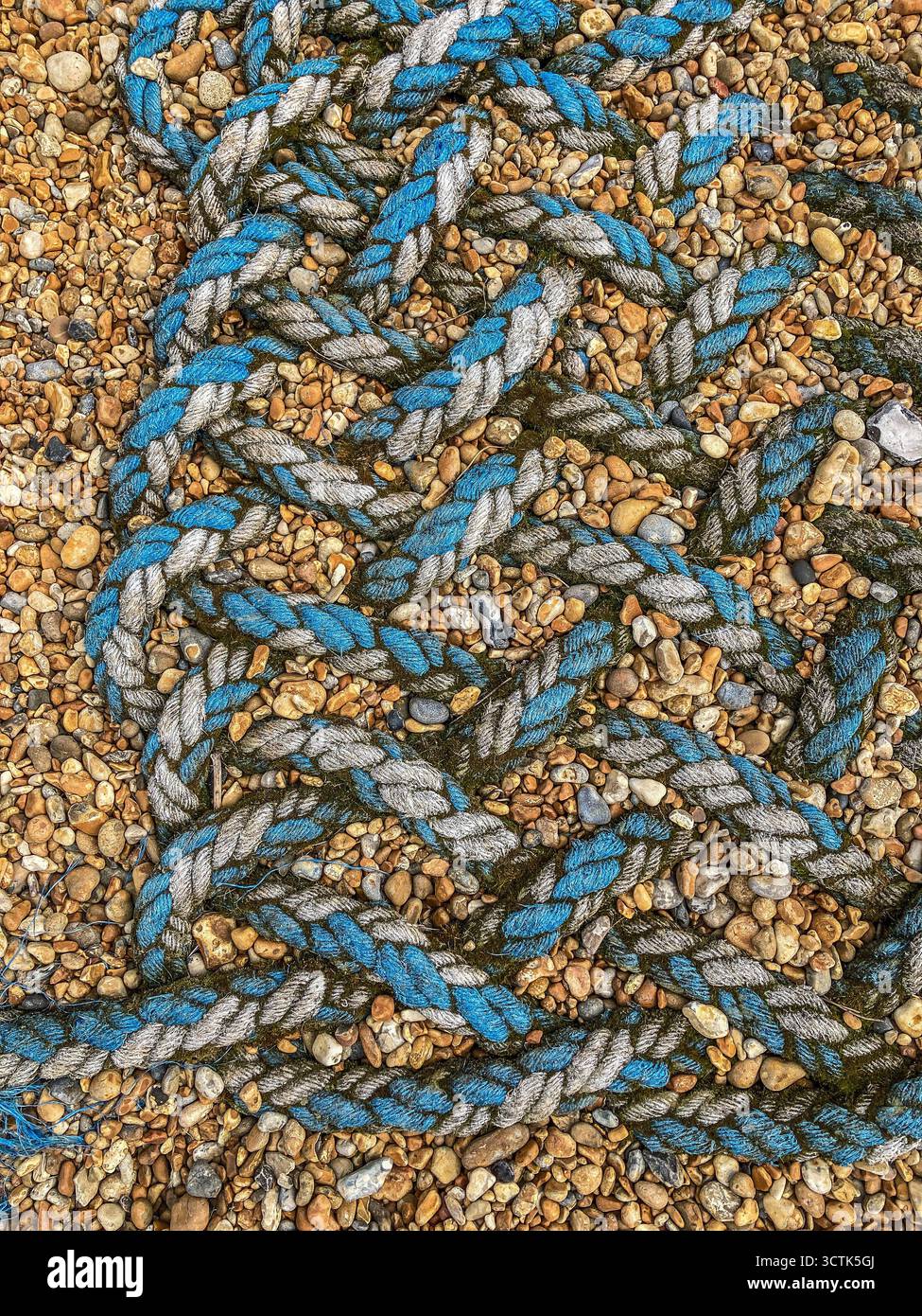 Un primo piano di Marine Rope, incastonato a Shingle, a Deal Beach, Kent. - Immagine stock catturata con smartphone