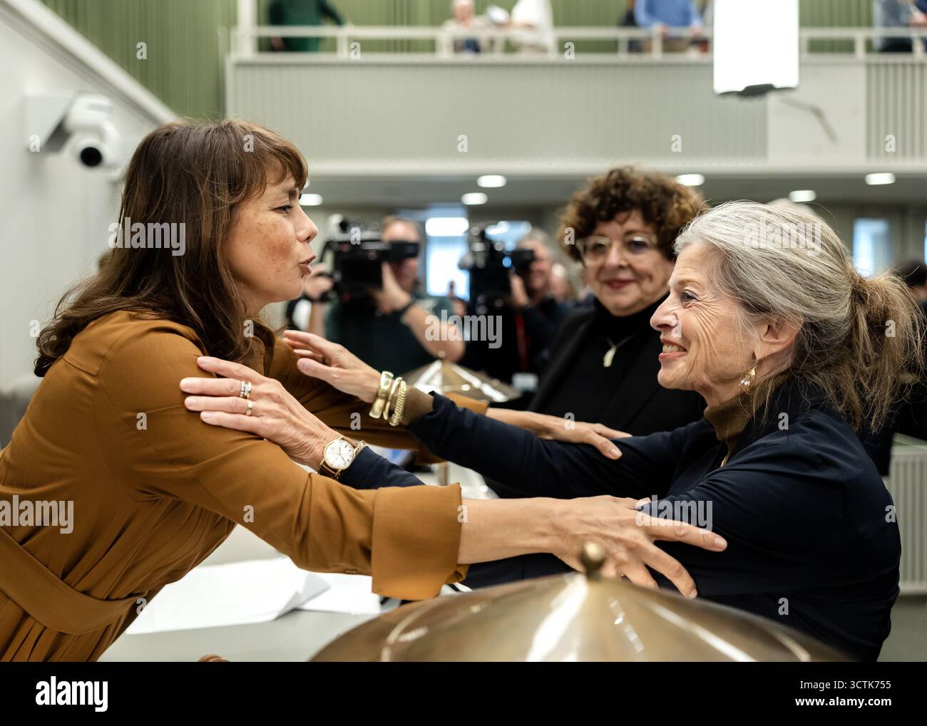L'AIA - Mei li Vos (GroenLinks-PvdA) è congratulata con Tanja Klip-Martin (VVD) e Ilona Lagas (BBB) dopo essere stata eletta come nuovo presidente del Senato. La posizione divenne vacante in seguito alla partenza del membro del VVD Jan Anthonie Bruijn, che lasciò il Senato per diventare Ministro della salute. ANP REMKO DE WAAL paesi bassi - uscita belgio Foto Stock