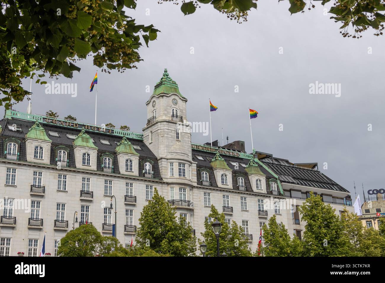 Grand Hotel sul cancello Karl Johans di Oslo, noto per i banchetti del Premio Nobel per la Pace, con bandiere arcobaleno LGBT Pride issate per il festival Oslo Pride Foto Stock