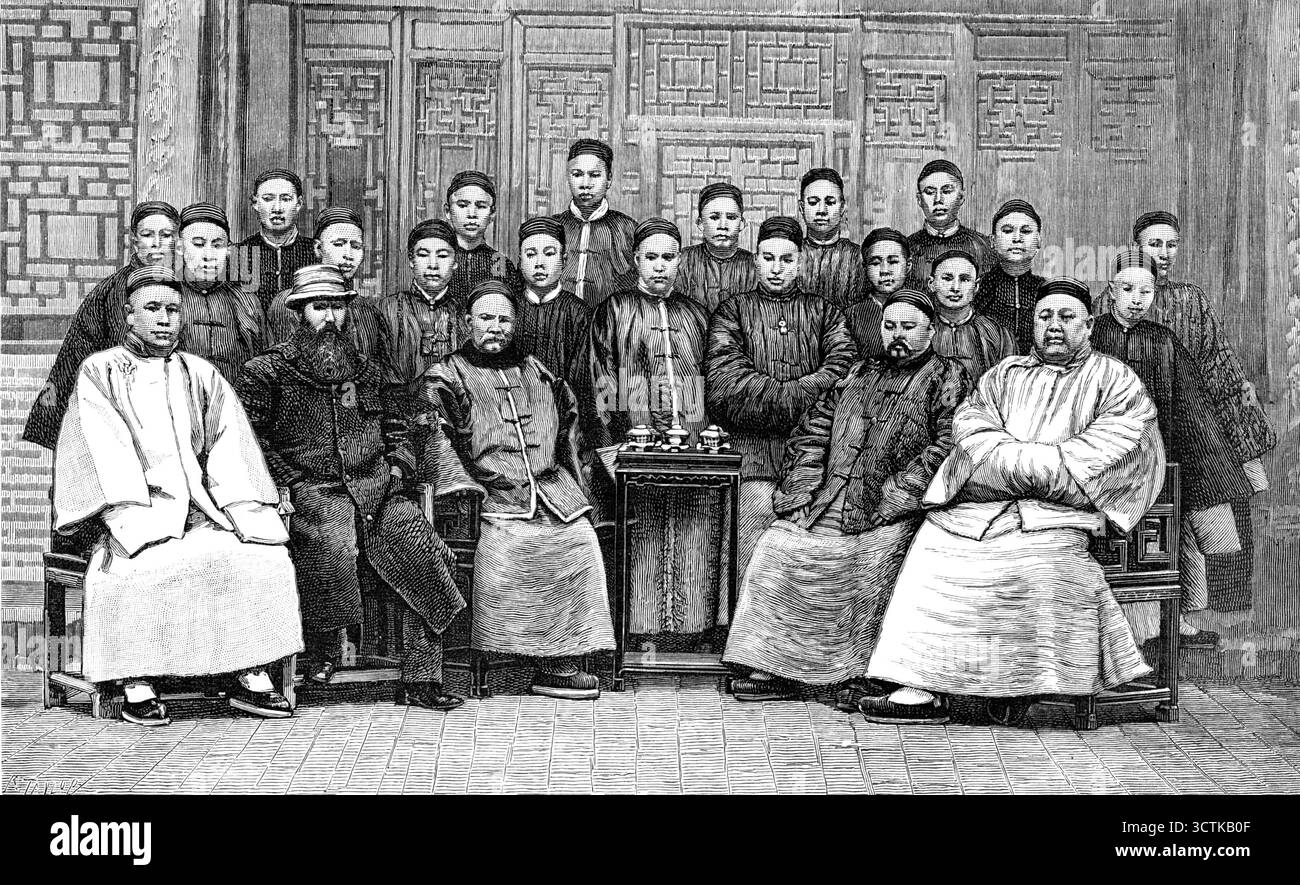 Un corpo di siluri cinese, 1883 anni. "...le forze navali e militari dell'Impero cinese sono state migliorate negli ultimi anni con l'adozione di moderni metodi scientifici e apparecchiature, specialmente per la guerra difensiva, calcolate per resistere all'attacco anche di una grande potenza europea... una delle nostre illustrazioni è che rappresentano alcuni ufficiali di rango, e... Studenti... il vecchio gentiluomo cinese grasso sulla destra è lo-Yung-Kwang, un mandarino militare di alta eminenza, che servì sotto li-Hung-Chang, contro i Tai-Ping e chi è il comandante dei forti Taku. Dopo di lui si trova Liu-Han-Fang, capo Foto Stock