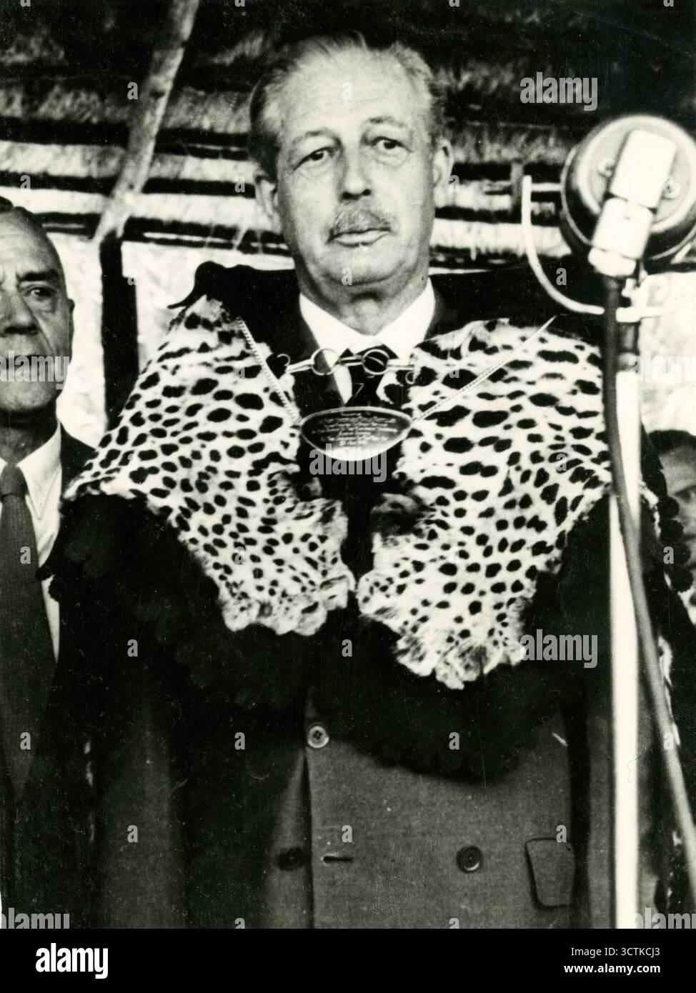 Ritratto di Harold Macmillan (1894-1986), 1960. MacMillan ha investito come Paramount Chief, Sud Africa. Il primo ministro britannico Harold Macmillan in una pelle di leopardo cerimoniale alla sua installazione come Capo della Paramount Honourary a Pietersburg, nel Transvaal settentrionale. Foto Stock