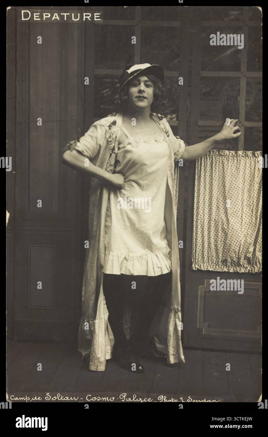 Un prigioniero di guerra vestito da drago, [tra il 1910 e il 1919?]. Foto Stock