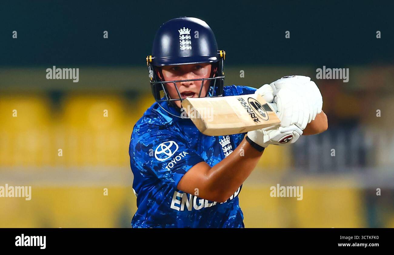 Guwahati, India. 7 ottobre 2025. Alice Capsey dell'Inghilterra batte un quattro durante la partita di Coppa del mondo femminile ICC England Women vs Bangladesh Women all'ACA Barsapara Cricket Stadium, Guwahati, Assam/ India, 7 ottobre 2025 (foto di Shubhajit Roy Karmakar/News Images) a Guwahati, India, il 7/10/2025. (Foto di Shubhajit Roy Karmakar/News Images/Sipa USA) credito: SIPA USA/Alamy Live News Foto Stock