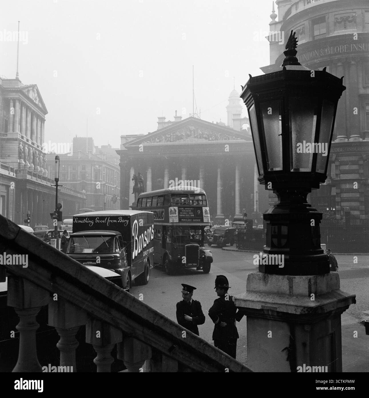Guarda davanti a una lampada che mostra il traffico intenso fuori dalla Bank of England e dal Royal Exchange, Londra, probabilmente anni '1960 Foto Stock