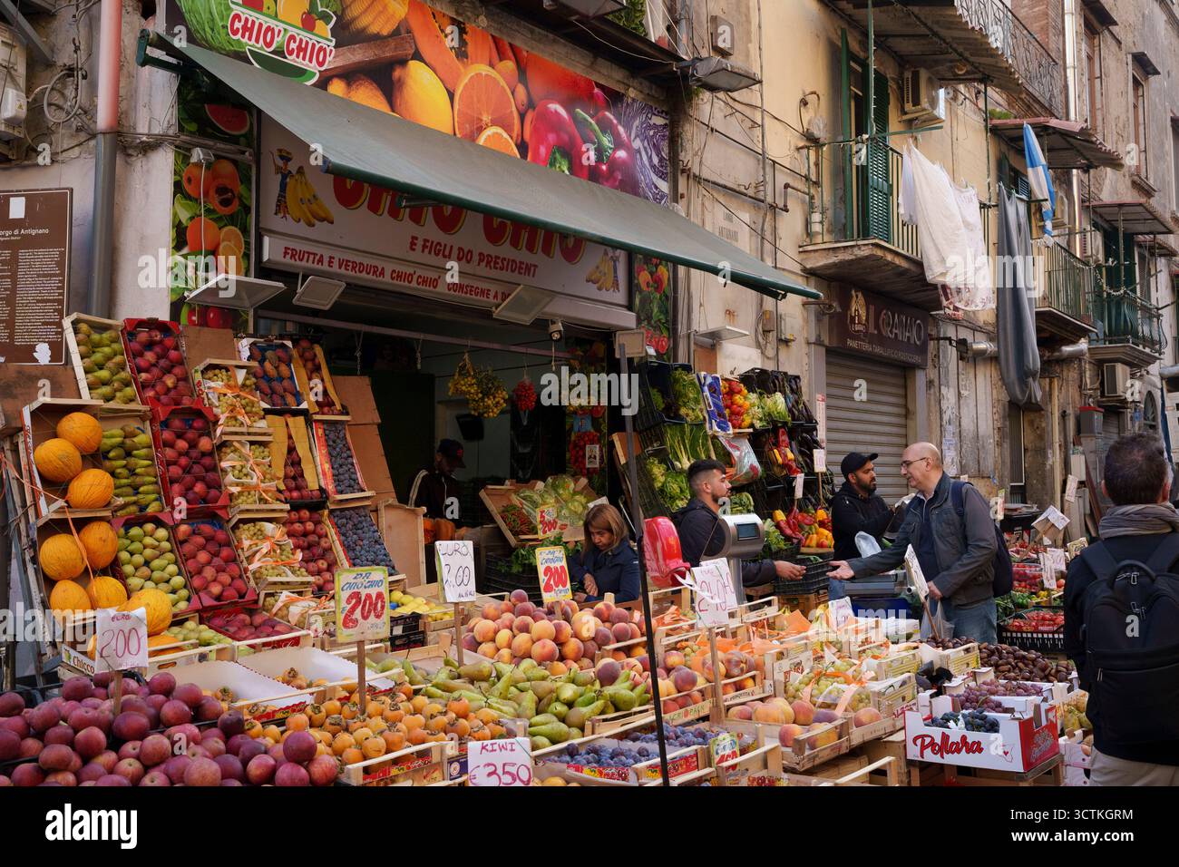 Fresh Fruit and Veg è in vendita presso un mercato locale di strada nel quartiere Vomero di Napoli, il 3 ottobre 2025, a Napoli, Italia. Foto Stock
