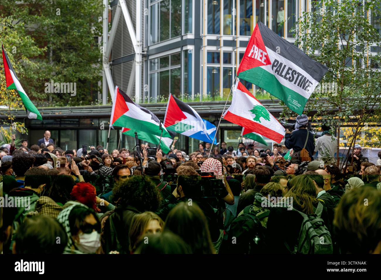 Londra, Regno Unito. 7 ottobre 2025. Gli studenti passano l’LSE durante una marcia filo-palestinese che inizia fuori dal King’s College nel secondo anniversario dell’attacco di Hamas del 7 ottobre contro Israele. La protesta, come raduni in altre università del Regno Unito, è stata ampiamente criticata da molti, tra cui il primo ministro Sir Keir Starmer, che ha avvertito di "un crescente antisemitismo nelle nostre strade”. Crediti: Stephen Chung / Alamy Live News Foto Stock