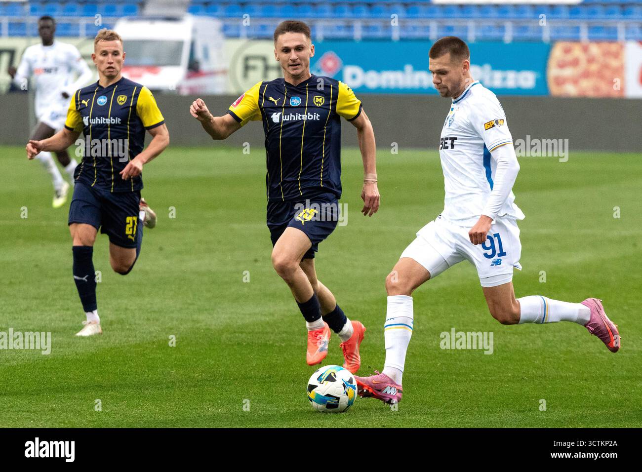Non esclusiva: Il centrocampista Mykola Mykhailenko (R) della Dinamo Kyiv è in azione con la difensore Illia Krupskiy (L) e il centrocampista Denys Antiukh (C) della F Foto Stock