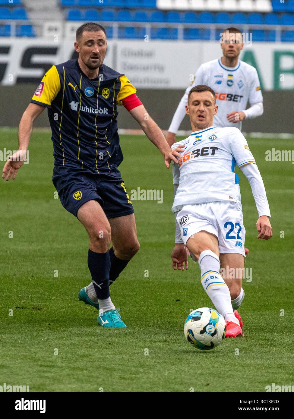 Non esclusiva: Il centrocampista Vladyslav Kabaiev (R) della Dinamo Kiev e il centrocampista Ivan Kaliuzhnyi del Metalist 1925 Kharkiv sono in azione durante la Foto Stock